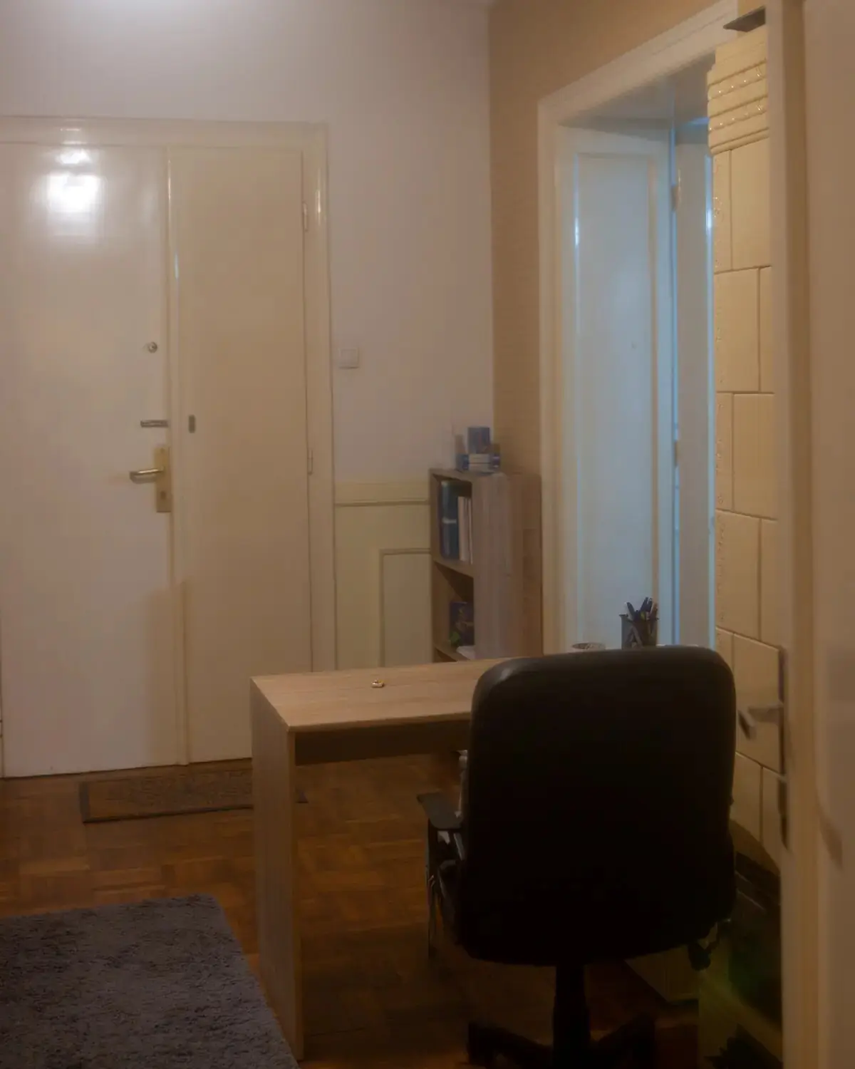 Radni sto u kancelariji i pogled prema hodniku.